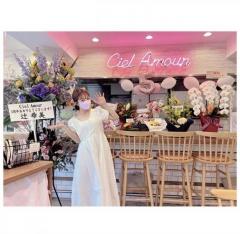 辻希美、母が経営するハンバーガー店をお祝い！真っ白のワンピースで来店し花を贈るのイメージ画像