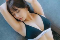 ベッドに横たわる宮川みやび…Calvin Kleinが際立たせる「かわいい」だけじゃない“大人の魅力”のイメージ画像