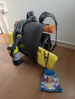 大量荷物をランドセルに合体！夏休みを迎える“小学生あるある”に共感の声