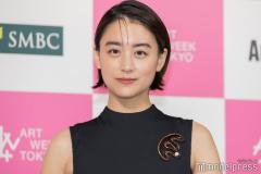 山本美月、ミニ丈で美脚大胆披露「スタイルすごい」「見惚れる」と反響