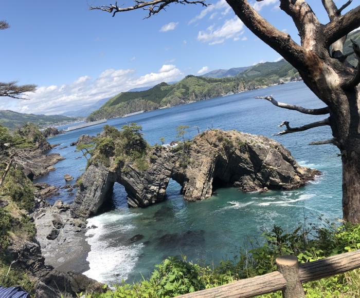 海水の侵食された3つの洞門穴、穴通磯のイメージ画像