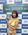 三田悠貴、ビキニに収まりきっていな..