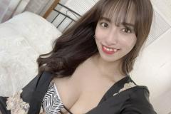 高梨瑞樹、無防備な眼帯ビキニで魅せる美谷間