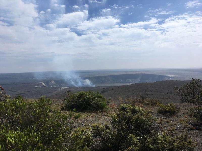 キラウエア火山の噴火口のイメージ画像
