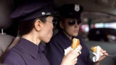駐車禁止場所に覆面パトカー、車内で隊員がハンバーガーを 通行人が110番、ルール守らず口頭注意「同僚の目が気になり…」 神戸のイメージ画像