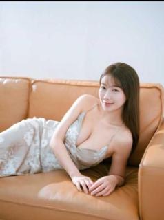 新海まき、朝から刺激的な“人魚級美ボディ”を公開！ソファに横たわるランジェリー姿に「実在したのか…」「たまらん」とファン悶絶のイメージ画像