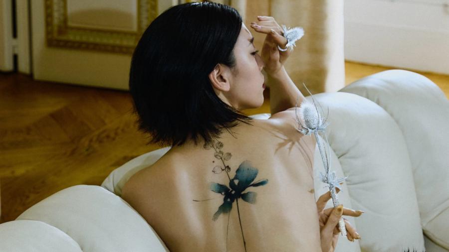 三吉彩花が30歳目前で覚悟のタトゥー、背中は「私の内なる感情や記憶のすべてが宿る場所」 施術は中国人の有名女性彫師か