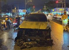 【事故】ホーチミン市：走行中の乗用車が突然炎上