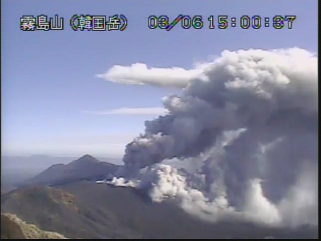 新燃岳 大爆発 ﾏｸﾞﾏ噴火で噴煙2000m超 鹿児島空港欠航相次ぐ