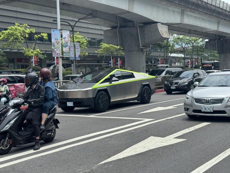 台湾を走るテスラ cybertruckのイメージ画像