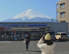 写真スポット「富士山ローソン」に黒幕、衝撃は世界に 「悪い連中のせい」ＳＮＳも白熱