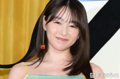 桜井日奈子、美背中ざっくり黒ドレスショット公開「圧倒的オーラ」「大胆な衣装」の声のイメージ画像