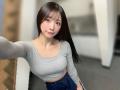真島なおみ、美脚輝くミニ丈フリルコ..