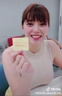 ﾃﾚ朝三谷紬ｱﾅ 推定Hｶｯﾌﾟ封印危機も…机乗せ”動画が拡散