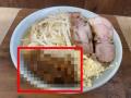 ラーメン二郎の「謎の黒い物体」がス..