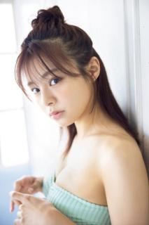 NGT48本間日陽、チューブトップ水着で美バスト輝く
