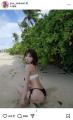 三上悠亜、ファンも見惚れるモノトーンビキニ姿で”天国の海”へ「オシリをペシペシしたい」「スタイルレベチ」