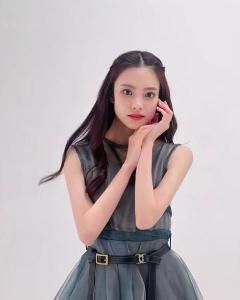 櫻坂46遠藤光莉、ミニスカ×ハイソックスから美太もも全開「スタイル抜群」「脚長い」の声