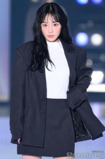 「ガルプラ」出身・永井愛実、シンプルセットアップで美脚際立つ【関コレ2025A/W】
