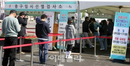 祝日も新規感染者「600人台」の韓国、社会的距離の確保レベル維持の可能性「高い」