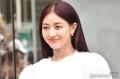TWICEジヒョ、胸元大胆開きワンピで大人の魅力「美しすぎる」「女神」の声