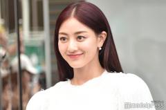 TWICEジヒョ、胸元大胆開きワンピで大人の魅力「美しすぎる」「女神」の声