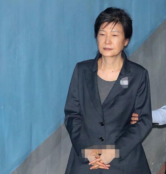 朴槿恵元大統領、食事もせず1日中動かずの放心状態 韓国