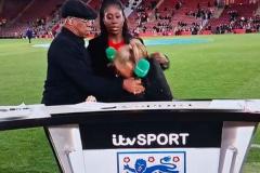 英の女性司会者、女子サッカーの中継中に倒れる、ウイルス感染の可能性【動画】のイメージ画像