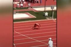 陸上ハードル走で女子選手がゴール直前に転倒、転がってゴール！【動画】のイメージ画像