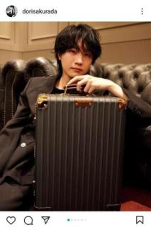 桜田通、｢かっこよすぎて見惚れた｣スーツケースを手にした大人の色気溢れるショットにファン歓喜