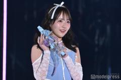 STU48石田千穂、美肩ラインが眩しいペンライトカラードレス【IDOL RUNWAY COLLECTION 2025】