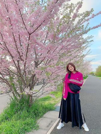 小松彩夏、桜を楽しむ姿にファン「小松さんもっと綺麗」