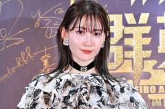 小嶋陽菜、ショーパンから美脚スラリ ディズニーコーデに「可愛すぎる」「スタイル抜群」と反響のイメージ画像