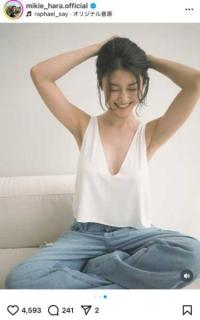 “美の女神”原幹恵、歳を重ねるごとに増す輝き！ 深Vネックトップスで魅了する健康的な色香のイメージ画像