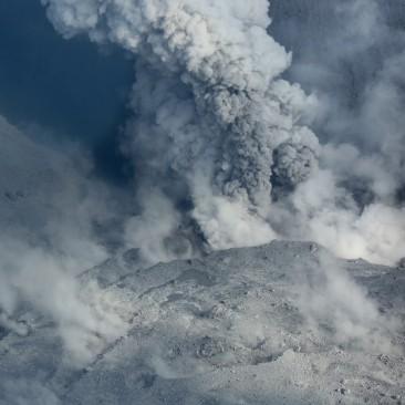 新燃岳 「水蒸気噴火か？」 噴煙2000mに達す
