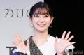 足立梨花、ミニスカ×ロングブーツで美脚輝く「スタイル良い」「眩しい」の声