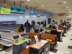 東京都遊協の八王子組合が福祉事業所の利用者ら約１２０名をボウリングに招待