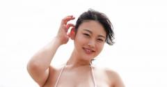 美腹筋で注目のグラビアアイドル風吹ケイ、はちきれんばかりのむちむちスタイルを披露