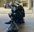 高校生ら3人乗りバイクが乗用車に正面衝突　骨折など3人重傷　無免許運転か