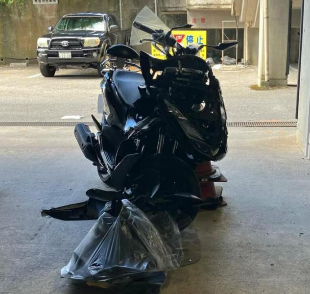 高校生ら3人乗りバイクが乗用車に正面衝突　骨折など3人重傷　無免許運転か