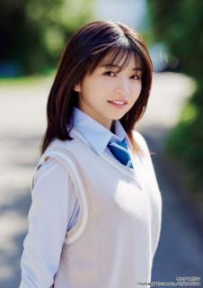 “現役JKアイドル”佐々木ほのか、美バスト解放 制服から大胆ビキニ姿に