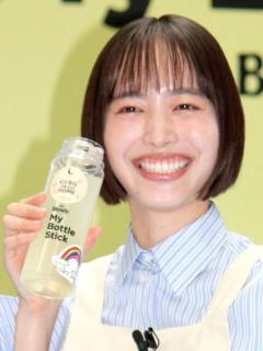 井桁弘恵 マイボトルで水をぷはぁ～「飲む瞬間をこんなに撮られることはないから恥ずかしい」のイメージ画像