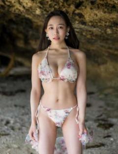 仲根なのか、花柄ビキニに収まりきらない“Iカップ”と驚異のくびれの美ボディでファンを魅了「綺麗だなあ…」のイメージ画像
