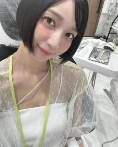 芹那“彼シャツ”コーデで美脚披露「スタイル良い」「可愛い」の声