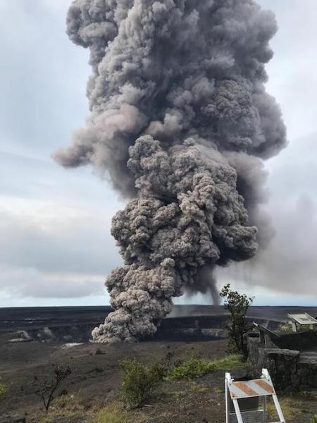 米ﾊﾜｲ島ｷﾗｳｴｱ火山 火口で爆発！「火口壁崩落が引き金」