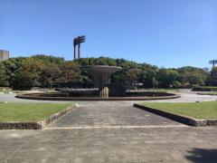 青空に映える春日公園の噴水のイメージ画像