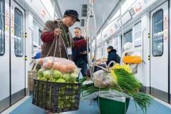野菜を入れた竹籠を担いで乗ることができる重慶の地下鉄、方言による車内放送開始へ―中国のイメージ画像