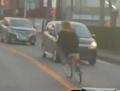 自転車で対向車線の車に…金髪・サングラスの人物が“ひょっこり運転” 取材中にも… 千葉県柏市