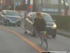 自転車で対向車線の車に…金髪・サングラスの人物が“ひょっこり運転” 取材中にも… 千葉県柏市のイメージ画像