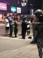 新宿の路上で白昼コスプレ女性が集団..